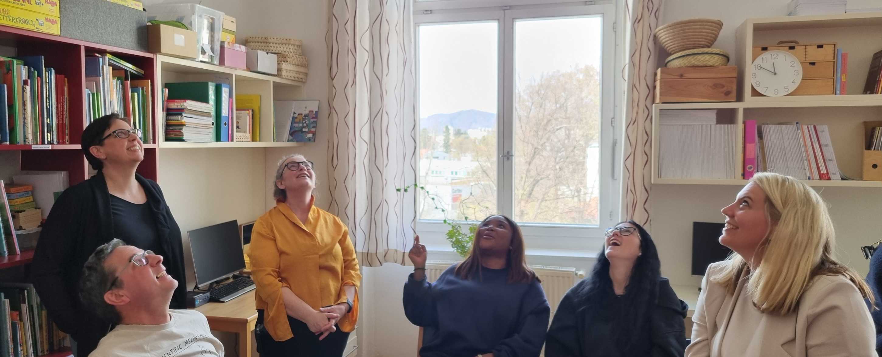 Forschende beim Entdecken - Sichtung von Lehrmaterialien