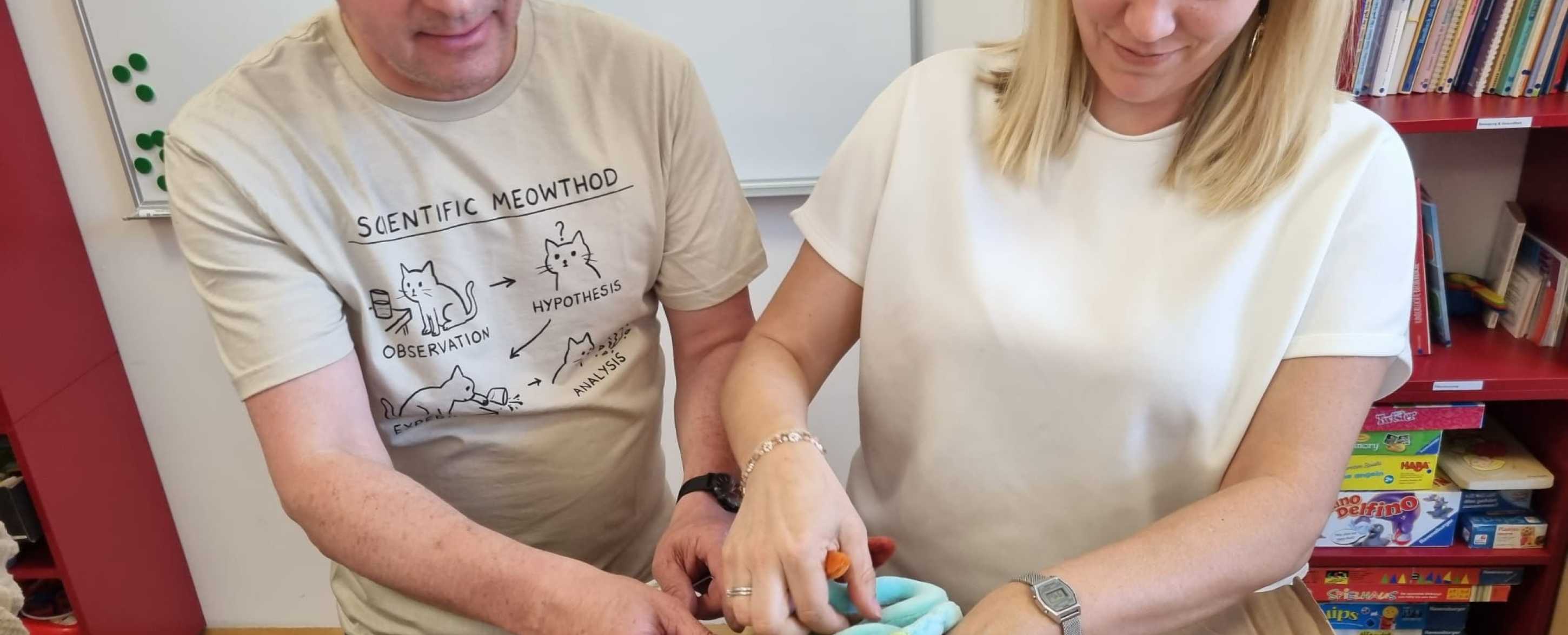 Forschende beim Entdecken - Sichtung von Lehrmaterialien