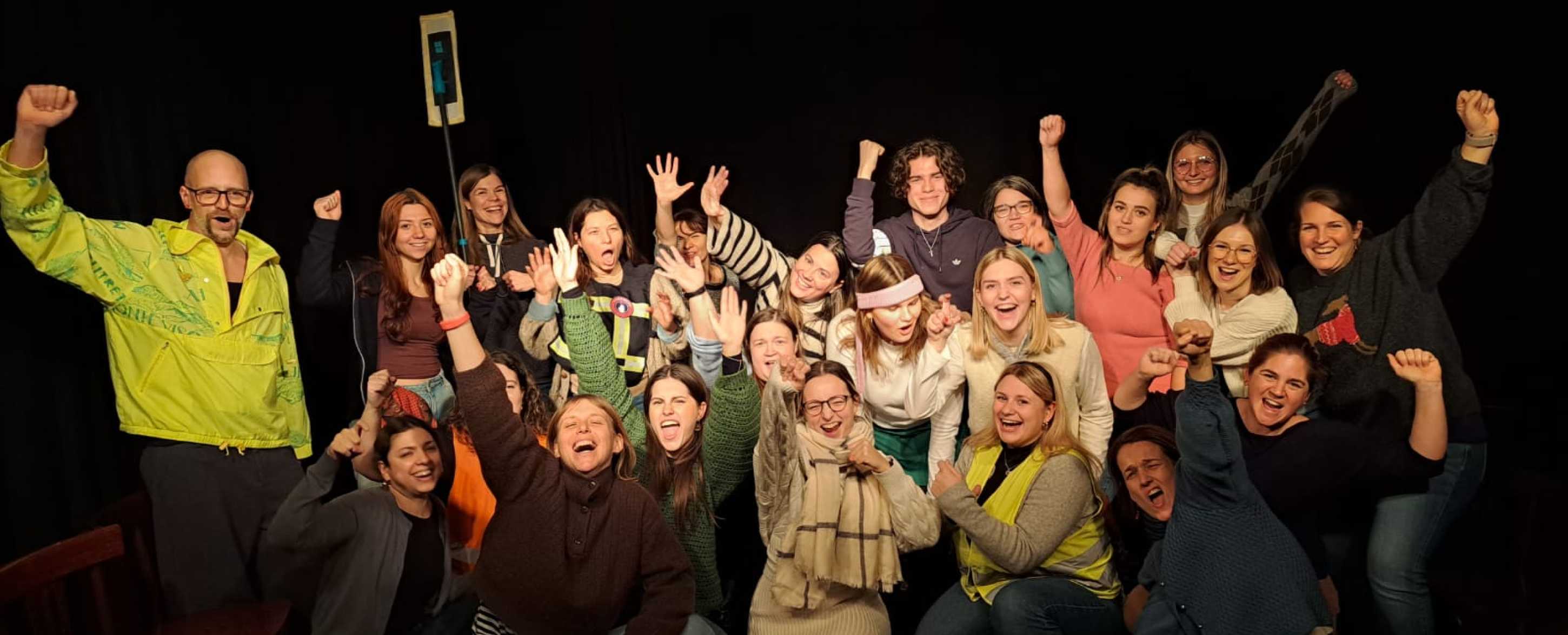 Studierendengruppe mit geballten Fäusten