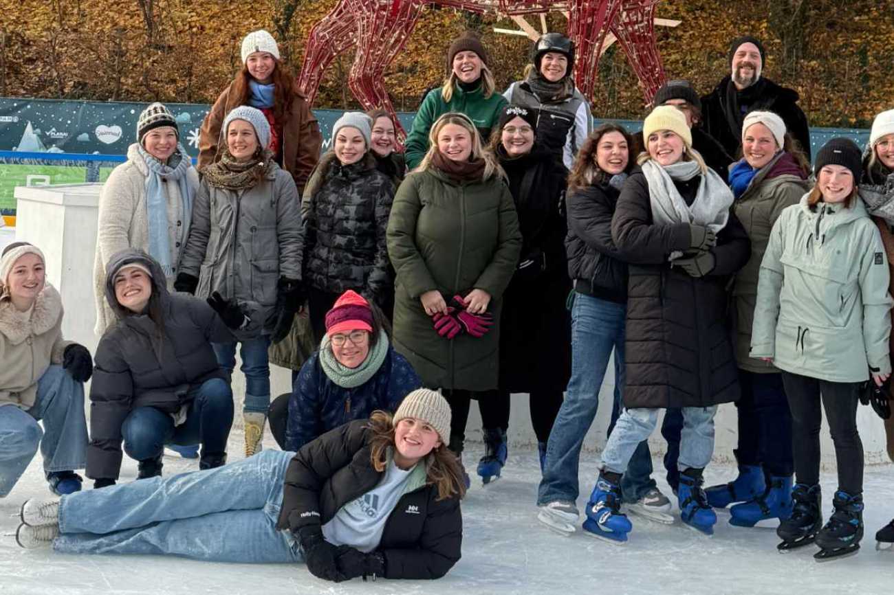 Studierendengruppe beim Eislaufen