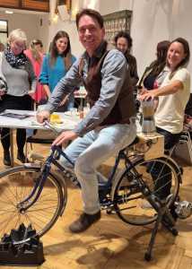 Lehrender auf Fahrrad mit Mixer