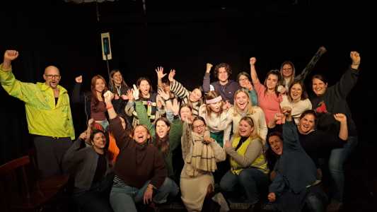 Studierendengruppe mit geballten Fäusten