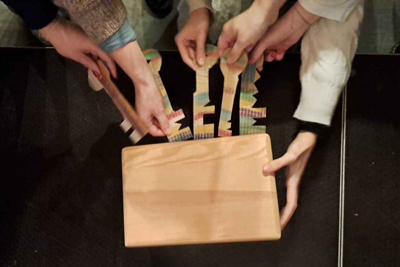 Hände mit Schlüsselattrappen