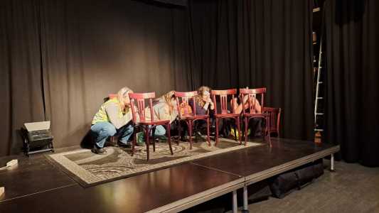 Studierende hinter Sesseln versteckt