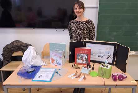 Studierende mit Lernmaterialien