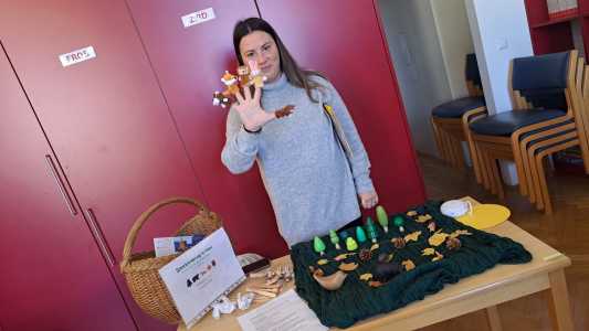 Studierende mit Lernmaterialien