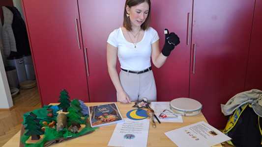 Studierende mit Lernmaterialien