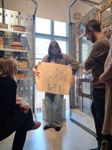 Studierende mit einem Plan