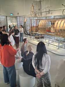 Studierende vor alten Fortbewegungsmitteln