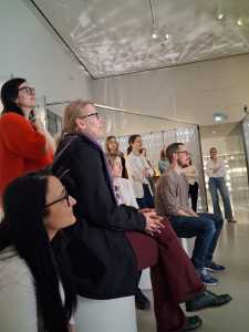 Studierende beim Betrachten von Exponaten