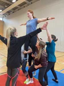 akrobatische Übungen der Studierenden