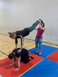 akrobatische Übungen der Studierenden