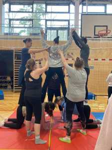 akrobatische Übungen der Studierenden