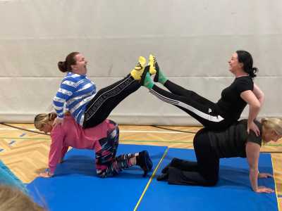 akrobatische Übungen der Studierenden