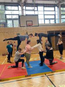 akrobatische Übungen der Studierenden