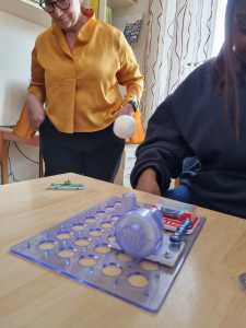 Forschende beim Entdecken - Sichtung von Lehrmaterialien