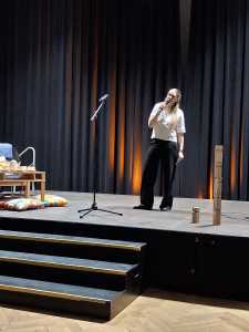Performende Studierende auf der Bühne