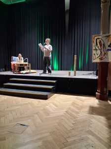 Performende Studierende auf der Bühne