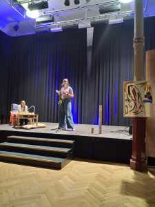 Performende Studierende auf der Bühne