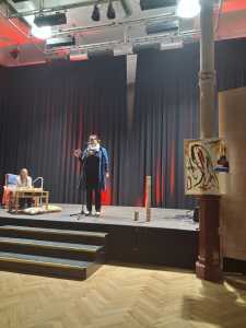Performende Studierende auf der Bühne