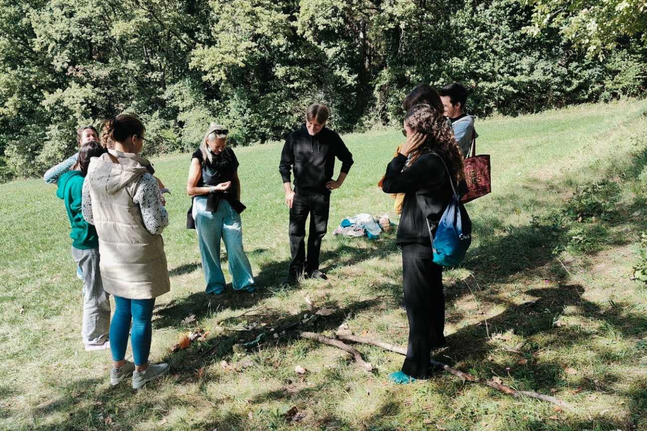 Gruppe Studierender mit Lehrender