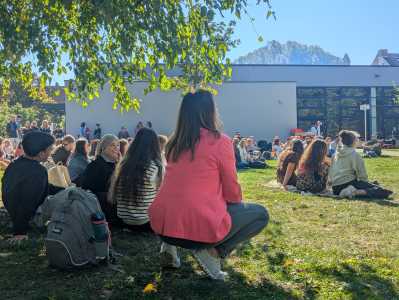 Studierende beim Eröffnungsritual im Freien