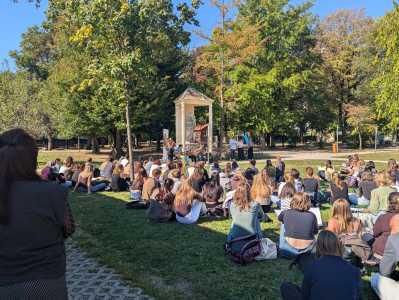 Studierende beim Eröffnungsritual im Freien