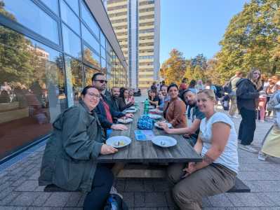 Studierende beim Suppe-Essen