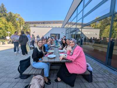 Studierende beim Suppe-Essen