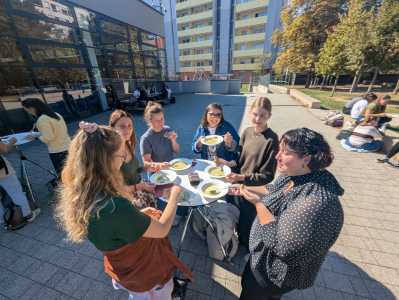 Studierende beim Suppe-Essen