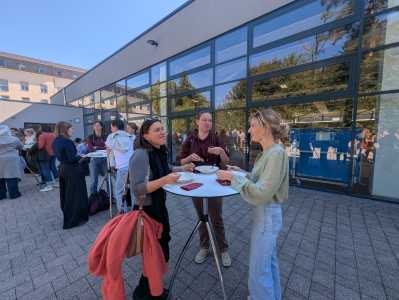 Studierende beim Suppe-Essen